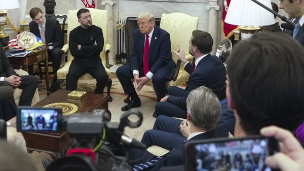 Президент США Дональд Трамп и вице-президент Джей Ди Вэнс во время переговоров с Владимиром Зеленским в Овальном кабинете Белого дома - Sputnik Литва