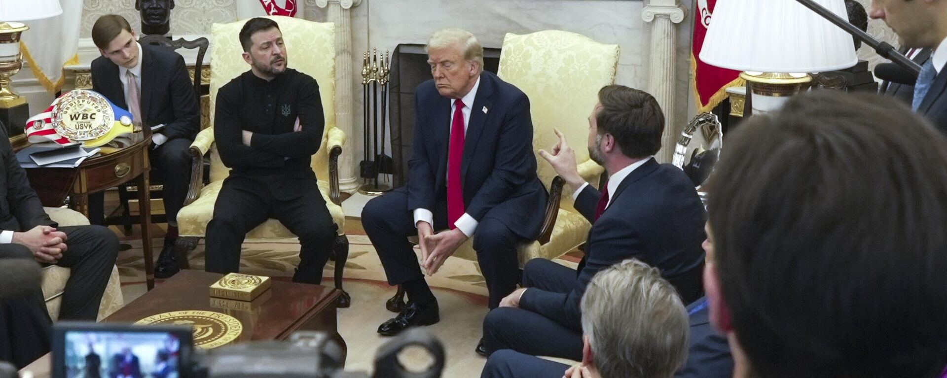 Президент США Дональд Трамп и вице-президент Джей Ди Вэнс во время переговоров с Владимиром Зеленским в Овальном кабинете Белого дома - Sputnik Литва, 1920, 01.03.2025