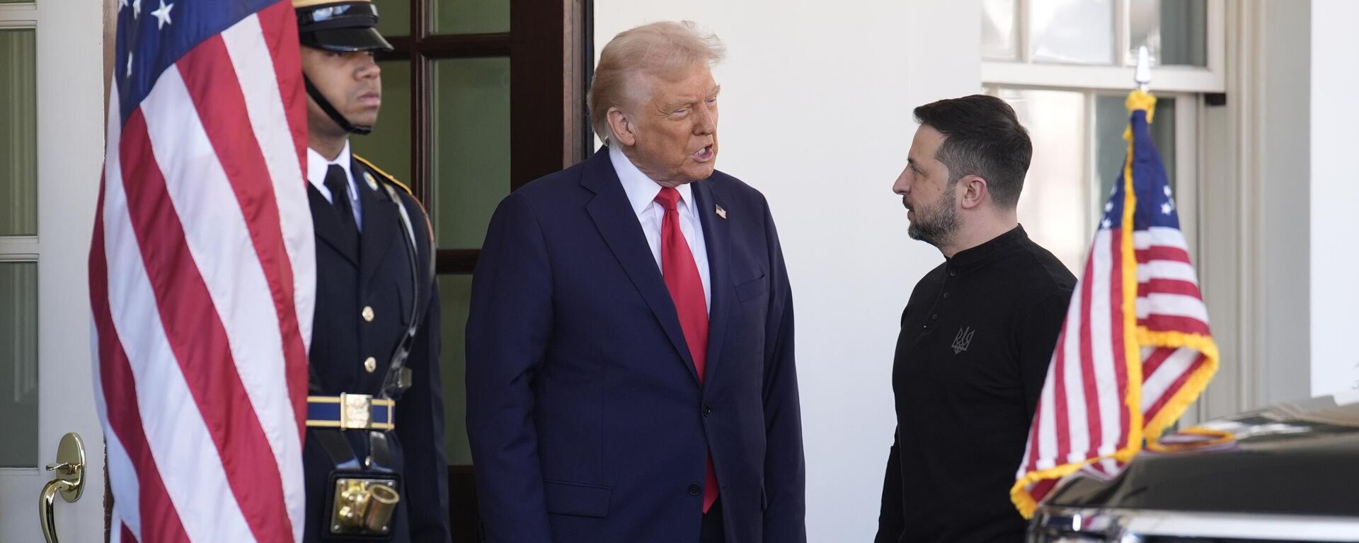 Президент Дональд Трамп встречает Владимира Зеленского на пороге Белого дома - Sputnik Литва, 1920, 01.05.2025