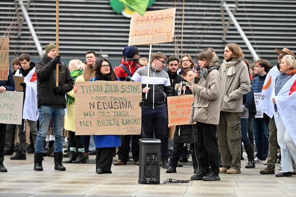 Участники митинга с плакатами &quot;По-настоящему зеленая столица не душит своих людей: ни загрязнением воздуха, ни ценами на билеты&quot;, &quot;Дорогой билет - пустой автобус!&quot;, &quot;Общественный транспорт — право, а не привилегия&quot;. - Sputnik Литва