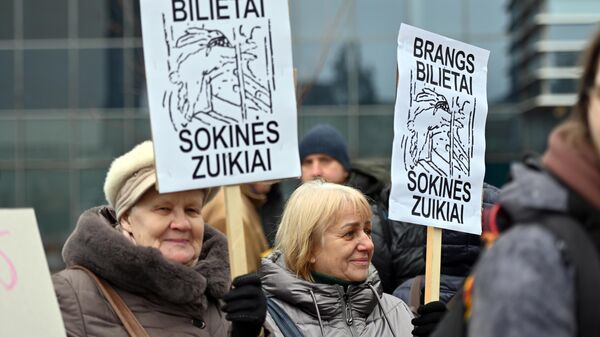 Акция протеста в Вильнюсе против повышения стоимости проезда в общественном транспорте  - Sputnik Литва