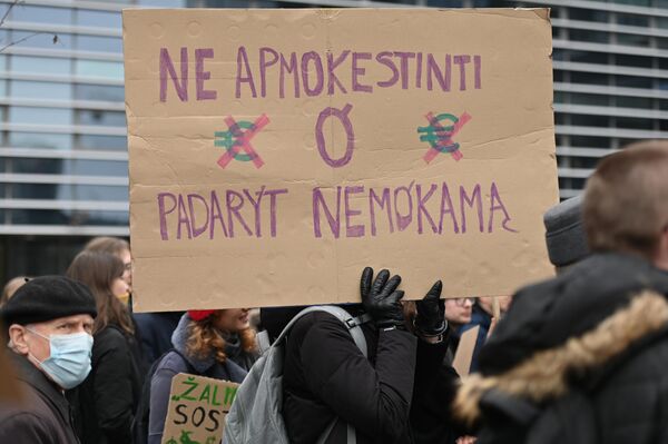 Акция протеста в Вильнюсе против повышения стоимости проезда в общественном транспорте  - Sputnik Литва