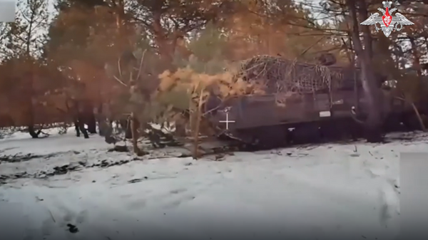 Уничтожение танка Т-64 ВСУ FPV-дроном на оптоволокне - Sputnik Литва