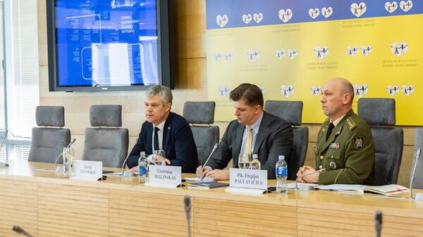 Глава ДГБ Литвы Дарюс Яунишкис, глава Комитета Сейма по нацбезопасности и обороне Гедримас Еглинскас, директор Второго департамента оперативных служб, полковник Элегиюс Паулавичюс - Sputnik Литва