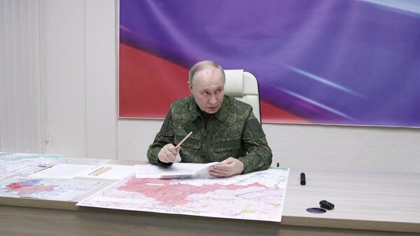 Президент РФ Владимир Путин провел совещание на одном из пунктов управления курской группировкой - Sputnik Литва