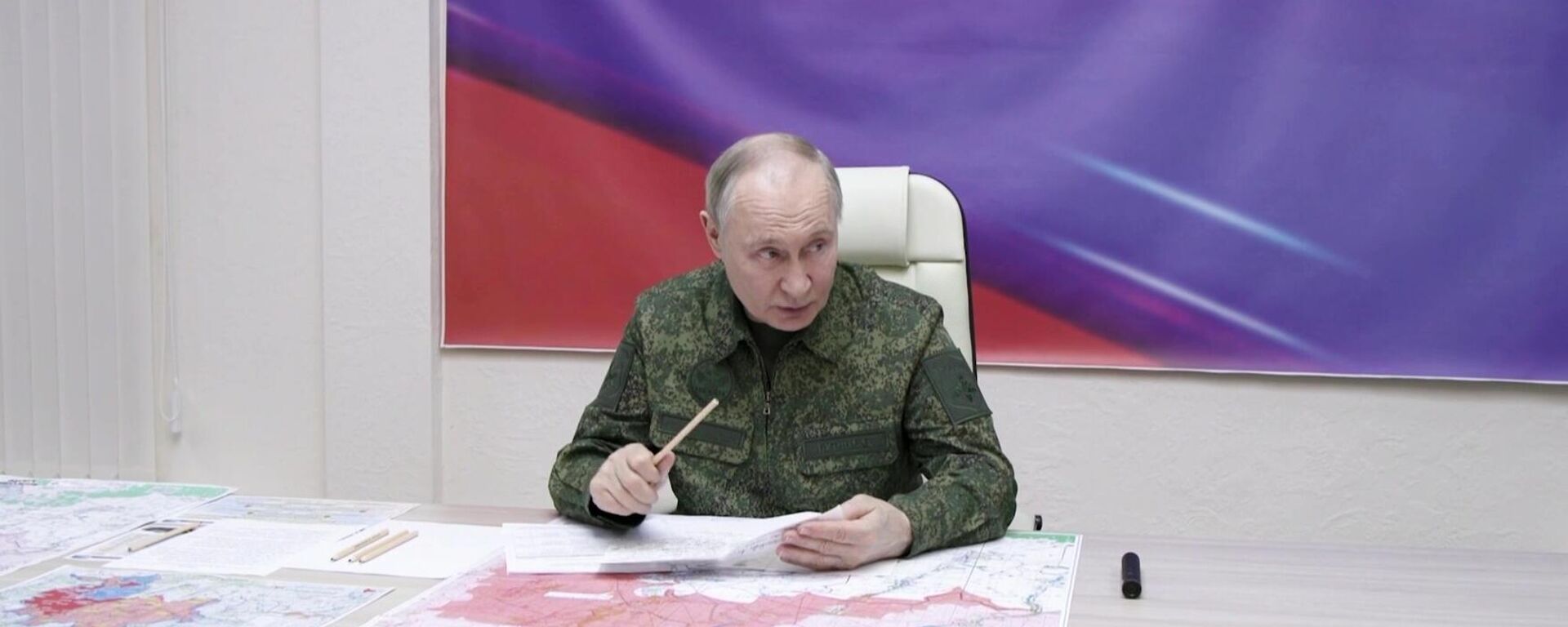 Президент РФ Владимир Путин провел совещание на одном из пунктов управления курской группировкой - Sputnik Литва, 1920, 13.03.2025