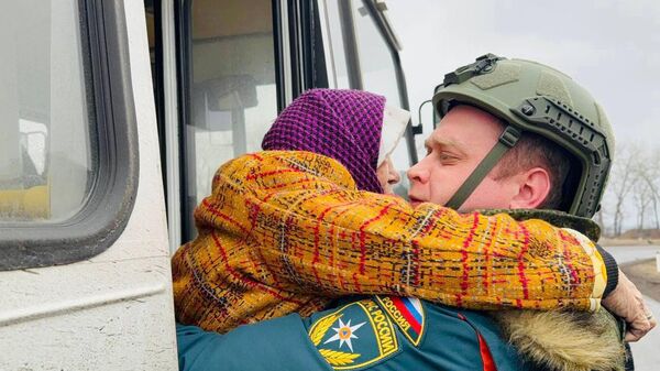 Эвакуация российских граждан с территории Суджи силами военных и волонтеров - Sputnik Литва