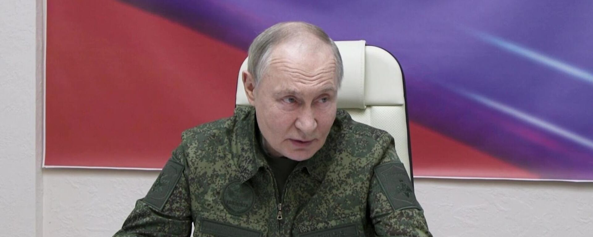 Президент РФ Владимир Путин провел совещание на одном из пунктов управления курской группировкой, архивное фото - Sputnik Литва, 1920, 13.03.2025