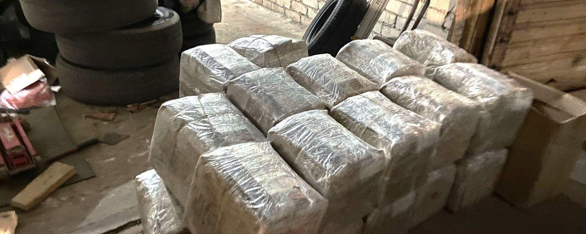 Контрабанда сигарет из Белоруссии, обнаруженная литовскими пограничниками - Sputnik Литва, 1920, 15.03.2025