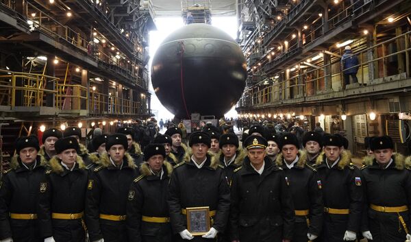 Основу нынешних подводных сил ВМФ России составляют современные атомные стратегические и многоцелевые подводные лодки, вооруженные баллистическими ракетами морского базирования и крылатыми ракетами. В состав сил включены также и дизель-электрические (неатомные) подводные лодки. На фото: моряки ВМФ РФ на торжественной церемонии спуска на воду подлодки "Магадан". Основу нынешних подводных сил ВМФ России составляют современные атомные стратегические и многоцелевые подводные лодки, вооруженные баллистическими ракетами морского базирования и крылатыми ракетами. В состав сил включены также и дизель-электрические (неатомные) подводные лодки. На фото: моряки ВМФ РФ на торжественной церемонии спуска на воду подлодки "Магадан". - Sputnik Литва