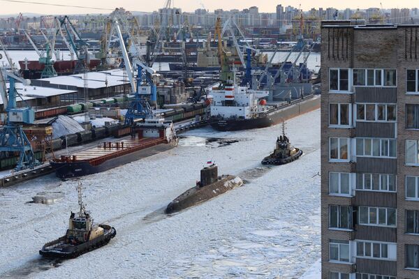 Наряду со строительством подводных лодок четвертого поколения уже ведутся работы над созданием АПЛ пятого поколения, а также идет обновление и неатомной составляющей – строятся дизель-электрические подводные лодки, которые оснащаются крылатыми ракетами "Калибр". На фото: дизель-электрическая подводная лодка "Якутск" (в центре). Наряду со строительством подводных лодок четвертого поколения уже ведутся работы над созданием АПЛ пятого поколения, а также идет обновление и неатомной составляющей – строятся дизель-электрические подводные лодки, которые оснащаются крылатыми ракетами "Калибр". На фото: дизель-электрическая подводная лодка "Якутск" (в центре). - Sputnik Литва