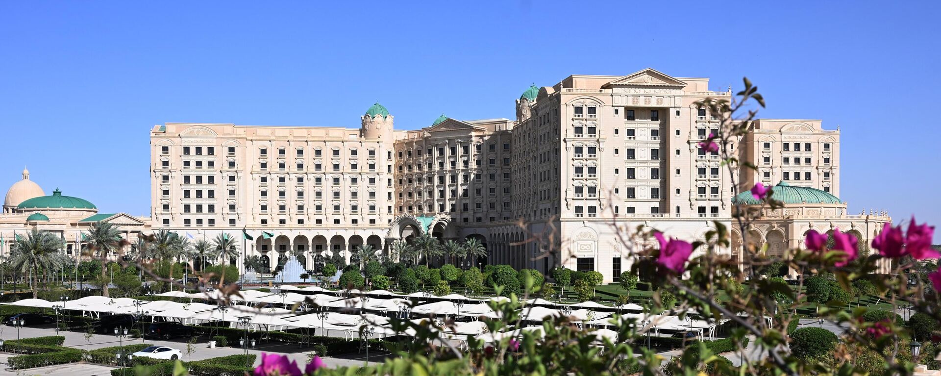 Гостиница The Ritz-Carlton в Эр-Рияде, где прошли переговоры РФ и США по Украине - Sputnik Литва, 1920, 25.03.2025