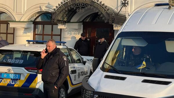 Полицейские автомобили возле входа в Ближние пещеры Киево-Печерской лавры - Sputnik Литва