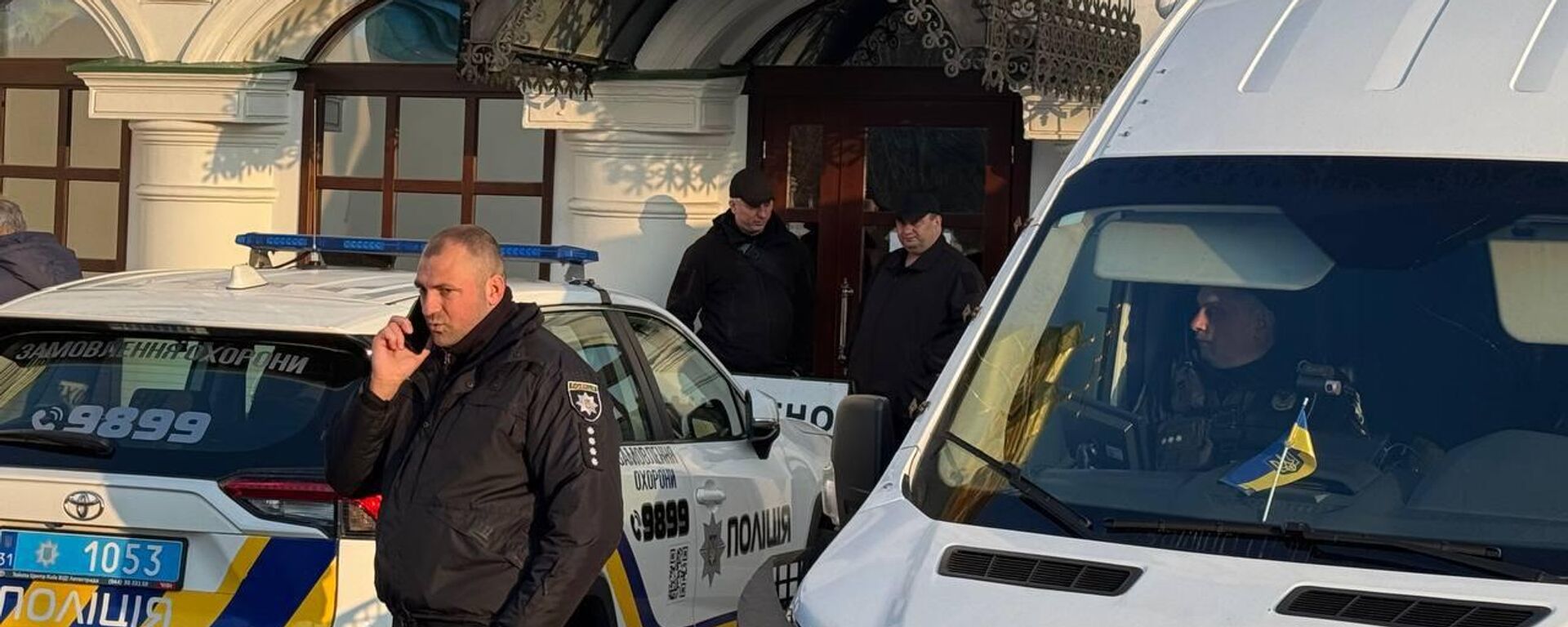 Полицейские автомобили возле входа в Ближние пещеры Киево-Печерской лавры - Sputnik Литва, 1920, 28.03.2025