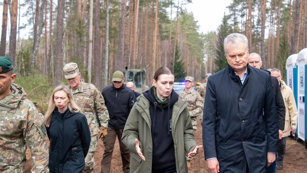 Президент Литвы Гитанас Науседа, глава Минобороны Литвы Довиле Шакалене, посол США в Литве Кара Макдональд на полигоне в Пабраде - Sputnik Литва