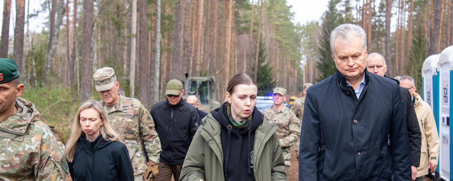 Президент Литвы Гитанас Науседа, глава Минобороны Литвы Довиле Шакалене, посол США в Литве Кара Макдональд на полигоне в Пабраде - Sputnik Литва, 1920, 28.03.2025