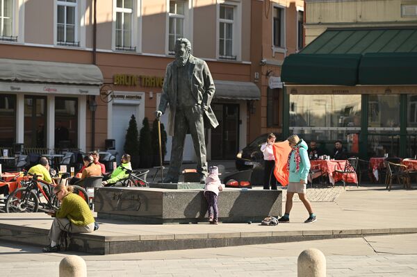 На фото: жители Вильнюса гуляют по Старому городу. На фото: жители Вильнюса гуляют по Старому городу. - Sputnik Литва