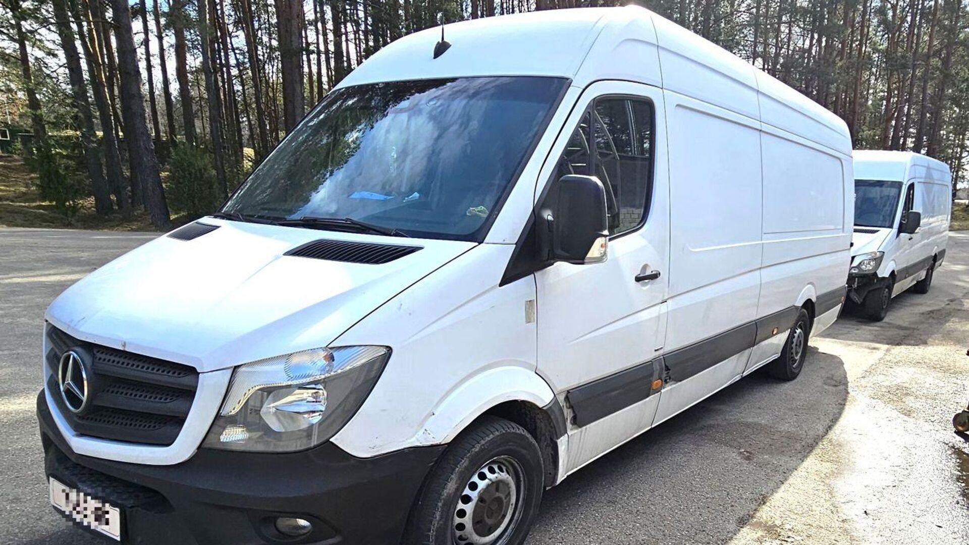 Автомобиль Mercedes Benz Sprinter, задержанный литовскими пограничниками Автомобиль Mercedes Benz Sprinter, задержанный литовскими пограничниками - Sputnik Литва, 1920, 02.04.2025