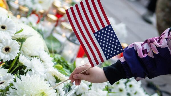 Цветы возле посольства США в Вильнюсе в память о погибших американских военных - Sputnik Литва