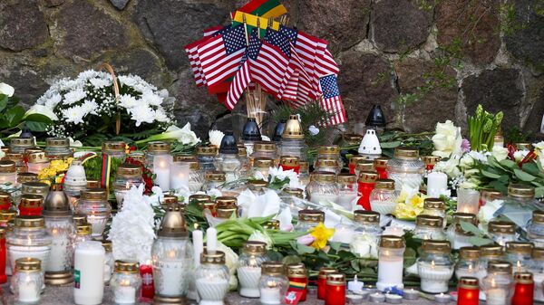 Цветы и свечи возле посольства США в Вильнюсе в память о погибших американских военных - Sputnik Литва