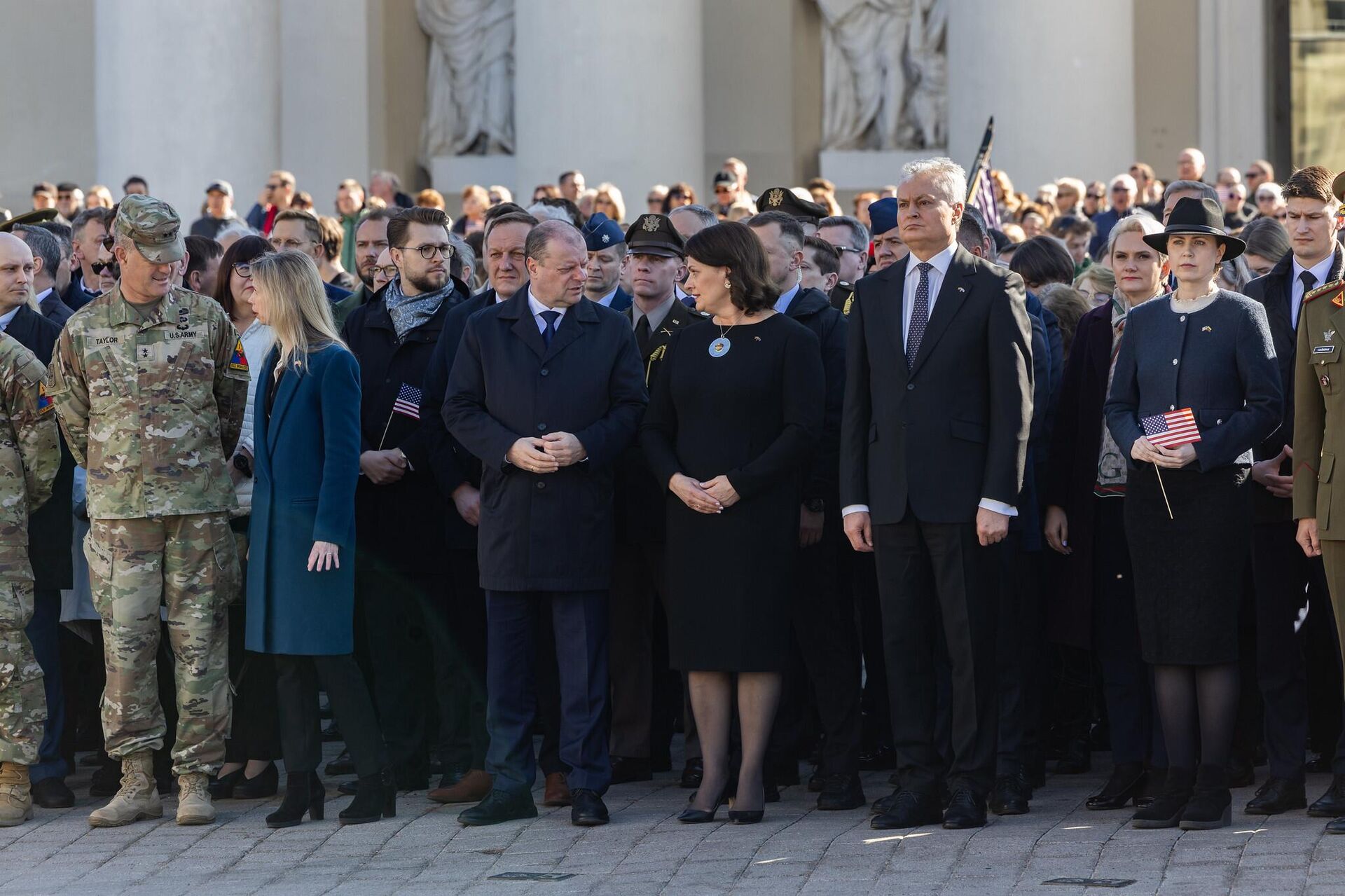 Президент Литвы Гитанас Науседа, первая леди Диана Науседене, спикер Сейма Саулюс Сквернялис на церемонии прощания с погибшими на учениях в Литве военными США Президент Литвы Гитанас Науседа, первая леди Диана Науседене, спикер Сейма Саулюс Сквернялис на церемонии прощания с погибшими на учениях в Литве военными США - Sputnik Литва, 1920, 03.04.2025