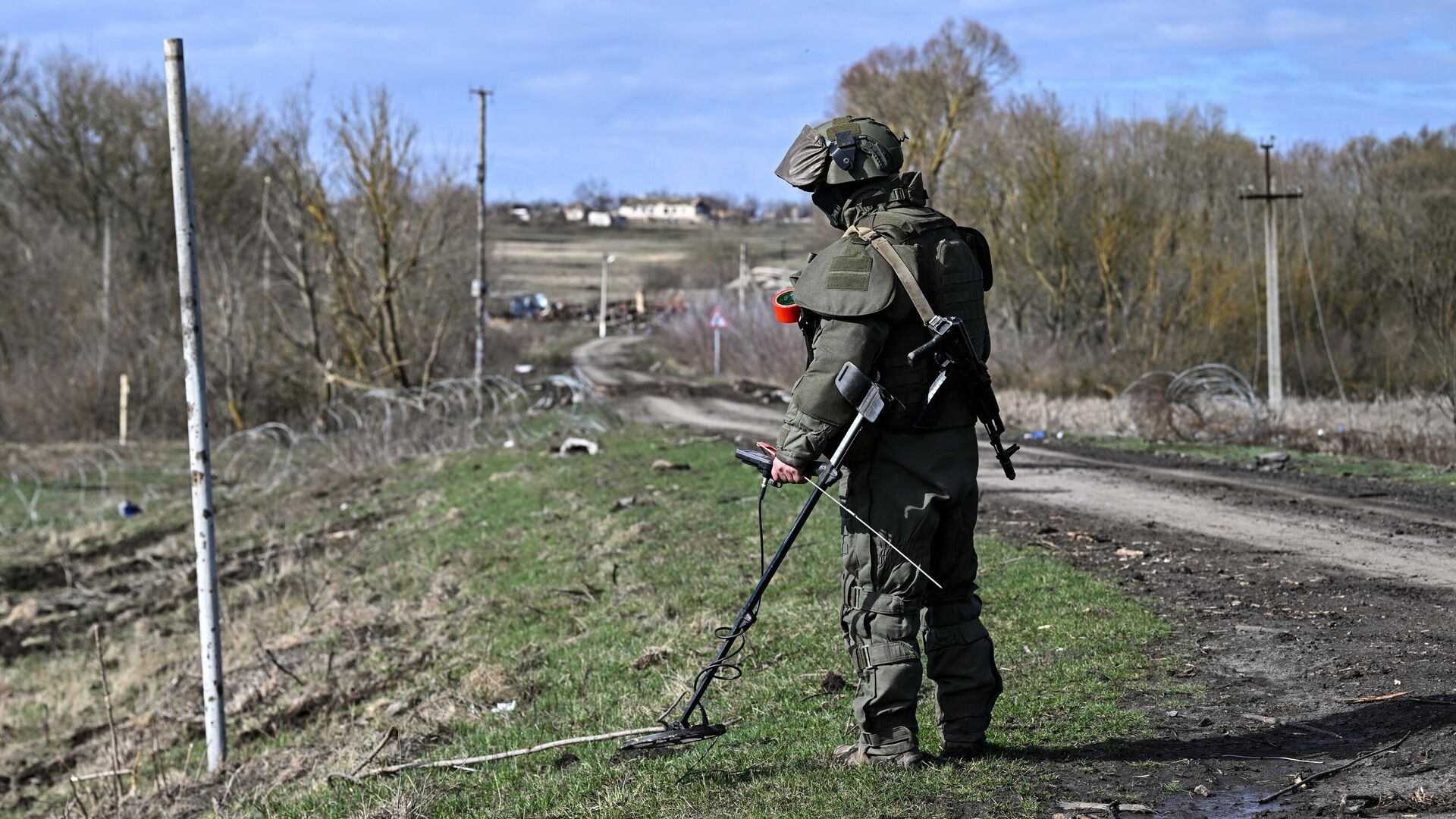 Российский военнослужащий выполняет задачи по разминированию территорий  - Sputnik Литва, 1920, 04.04.2025