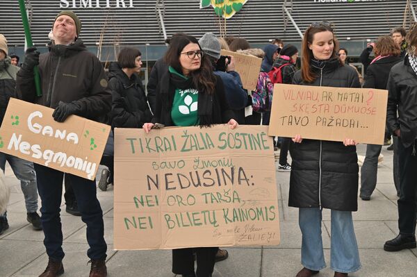 На фото: протестующие с плакатом "По-настоящему зеленая столица не душит своих людей: ни загрязнением воздуха, ни ценами на билеты" (в центре). На фото: протестующие с плакатом "По-настоящему зеленая столица не душит своих людей: ни загрязнением воздуха, ни ценами на билеты" (в центре). - Sputnik Литва