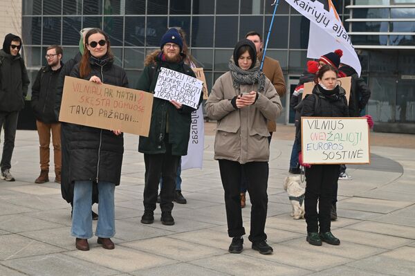 Участники с плакатами: "Вильнюс, видишь? Твои обещания тонут в дыме", "Давайте постепенно выработаем муниципалитету привычку не разрушать транспортную систему", "Вильнюс — (не)зеленая столица Европы". Участники с плакатами: "Вильнюс, видишь? Твои обещания тонут в дыме", "Давайте постепенно выработаем муниципалитету привычку не разрушать транспортную систему", "Вильнюс — (не)зеленая столица Европы". - Sputnik Литва