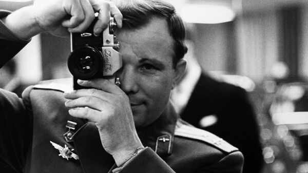Летчик-космонавт СССР Юрий Гагарин с фотоаппаратом - Sputnik Литва