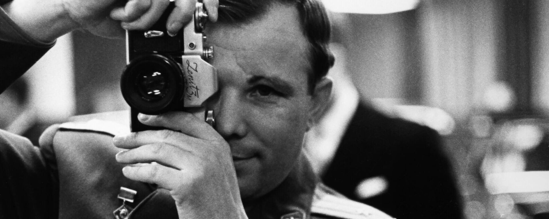 Летчик-космонавт СССР Юрий Гагарин с фотоаппаратом - Sputnik Литва, 1920, 12.04.2025