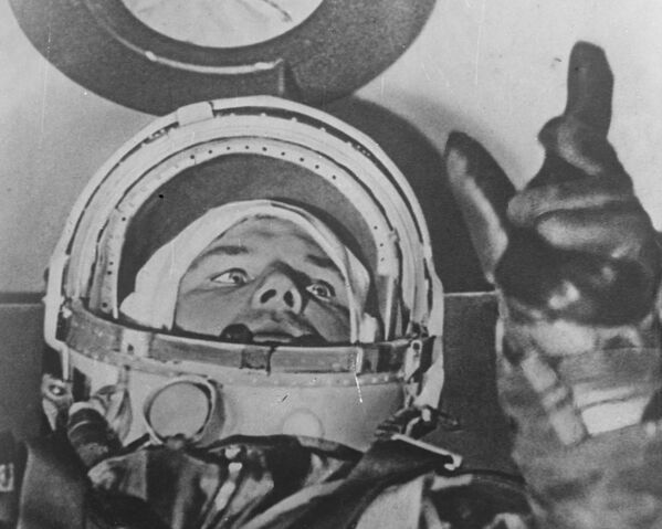 12 апреля 1961 года в 09:07 по московскому времени с космодрома Байконур стартовал космический корабль "Восток" с пилотом–космонавтом Юрием Гагариным на борту. На орбите он сообщал о своих ощущениях, состоянии корабля и наблюдениях. Все свои ощущения и наблюдения он записывал на бортовой магнитофон. 12 апреля 1961 года в 09:07 по московскому времени с космодрома Байконур стартовал космический корабль "Восток" с пилотом–космонавтом Юрием Гагариным на борту. На орбите он сообщал о своих ощущениях, состоянии корабля и наблюдениях. Все свои ощущения и наблюдения он записывал на бортовой магнитофон. - Sputnik Литва