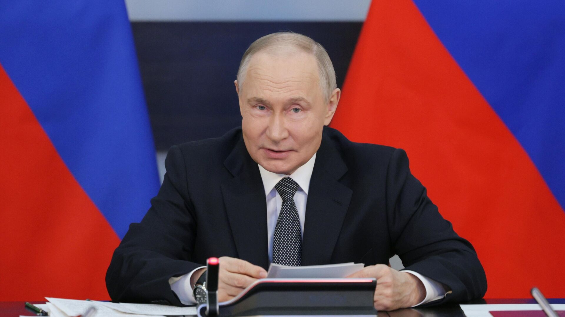 Президент Владимир Путин на совещании по вопросам развития ВМФ РФ Президент Владимир Путин на совещании по вопросам развития ВМФ РФ - Sputnik Литва, 1920, 11.04.2025