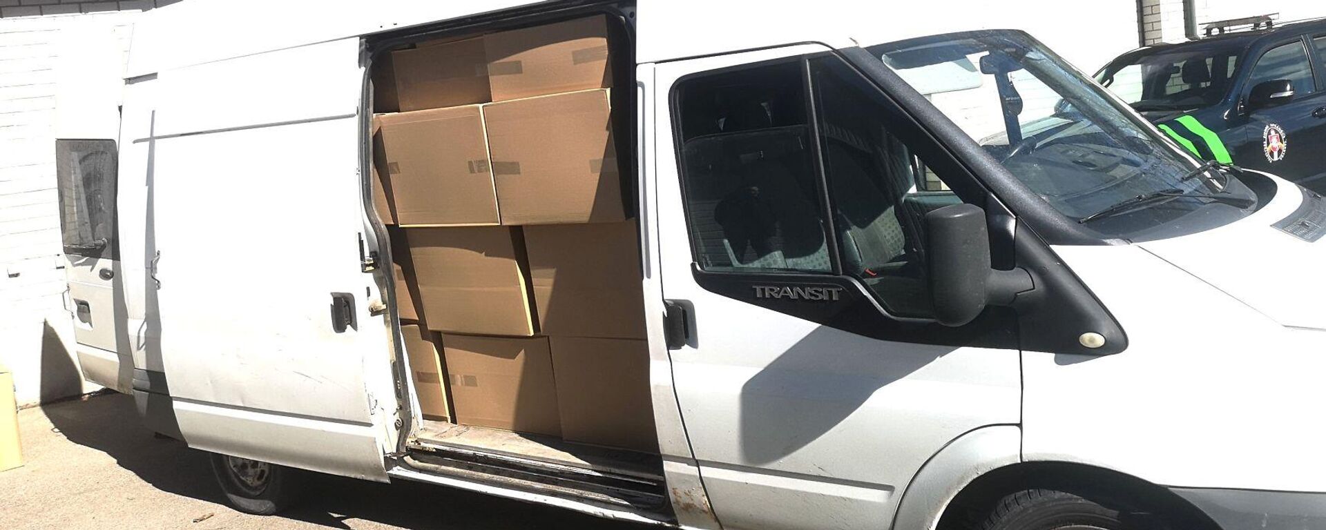 Контрабандные сигареты в салоне микроавтобуса - Sputnik Литва, 1920, 14.04.2025