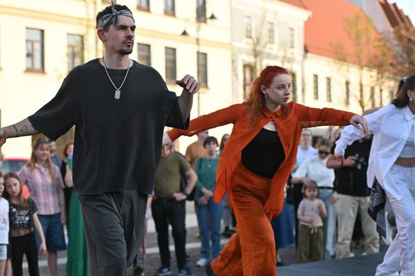 "Портал" дает возможность встретиться жителям Дублина, Люблина, Филадельфии и Вильнюса через скульптуры, установленные в этих городах. "Портал" дает возможность встретиться жителям Дублина, Люблина, Филадельфии и Вильнюса через скульптуры, установленные в этих городах. - Sputnik Литва