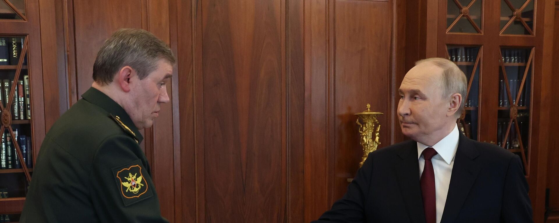 Президент Владимир Путин встретился с начальником Генштаба ВС РФ Валерием Герасимовым - Sputnik Литва, 1920, 19.04.2025