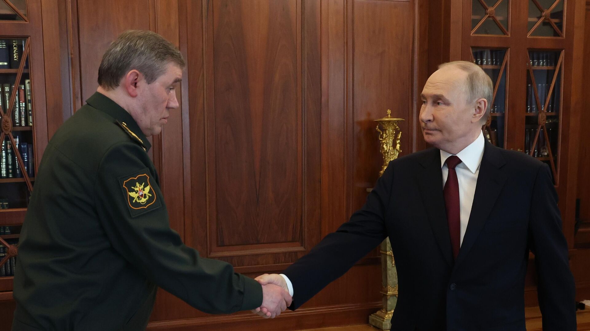 Президент Владимир Путин встретился с начальником Генштаба ВС РФ Валерием Герасимовым Президент Владимир Путин встретился с начальником Генштаба ВС РФ Валерием Герасимовым - Sputnik Литва, 1920, 19.04.2025