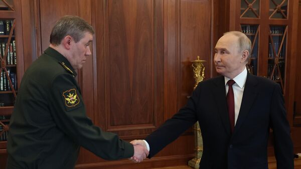 Президент Владимир Путин встретился с начальником Генштаба ВС РФ Валерием Герасимовым - Sputnik Литва