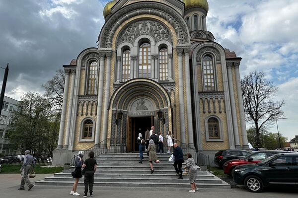 В канонических православных храмах Литве верующие также пришли освятить яйца и куличи. На фото: храм Святых Константина и Михаила в Вильнюсе. В канонических православных храмах Литве верующие также пришли освятить яйца и куличи. На фото: храм Святых Константина и Михаила в Вильнюсе. - Sputnik Литва