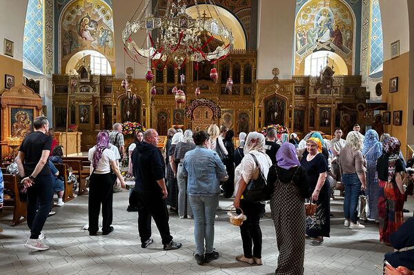 Освящение яиц и куличей перед православной Пасхой происходит днем - после утренней службы и перед праздничной Пасхальной. Освящение яиц и куличей перед православной Пасхой происходит днем - после утренней службы и перед праздничной Пасхальной. - Sputnik Литва