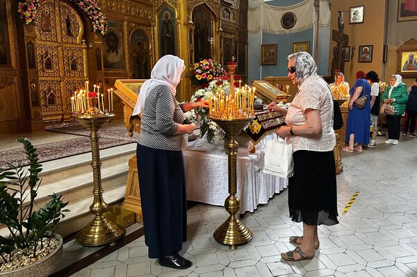 На фото: верующие перед Пасхой в православном храме. На фото: верующие перед Пасхой в православном храме. - Sputnik Литва