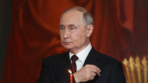 Президент РФ Владимир Путин на праздничном Пасхальном богослужении  - Sputnik Литва