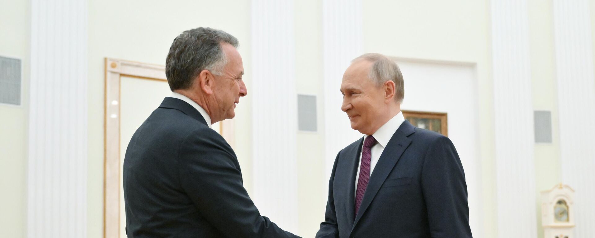 Президент Владимир Путин (справа) и спецпосланник президента США Стивен Уиткофф - Sputnik Литва, 1920, 25.04.2025