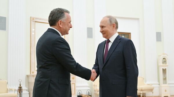 Президент Владимир Путин (справа) и спецпосланник президента США Стивен Уиткофф - Sputnik Литва