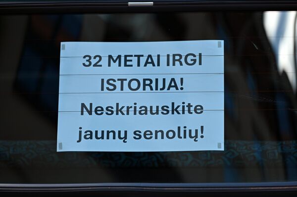 На фото: надпись на плакате: "32 года — тоже история! Не обижайте молодых стариков". На фото: надпись на плакате: "32 года — тоже история! Не обижайте молодых стариков". - Sputnik Литва