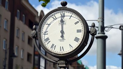 Часы в Вильнюсе, архивное фото