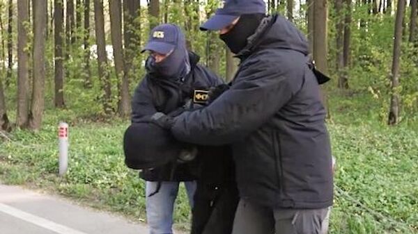 Задержание сотрудниками ФСБ агента украинских спецслужб Игната Кузина. Стоп-кадр видео - Sputnik Литва