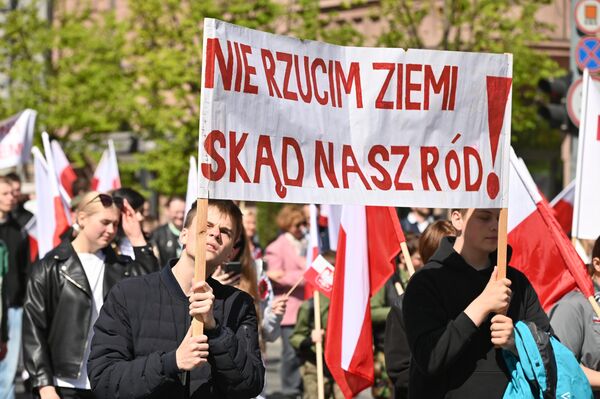 Надпись на плакате: "Не бросим землю, откуда наш род!" Надпись на плакате: "Не бросим землю, откуда наш род!" - Sputnik Литва