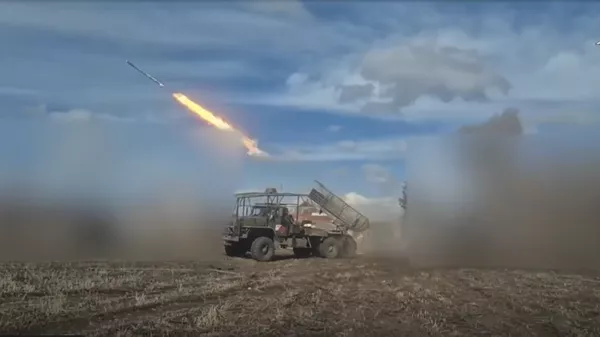 Боевая работа расчета РСЗО Град ВДВ - Sputnik Литва