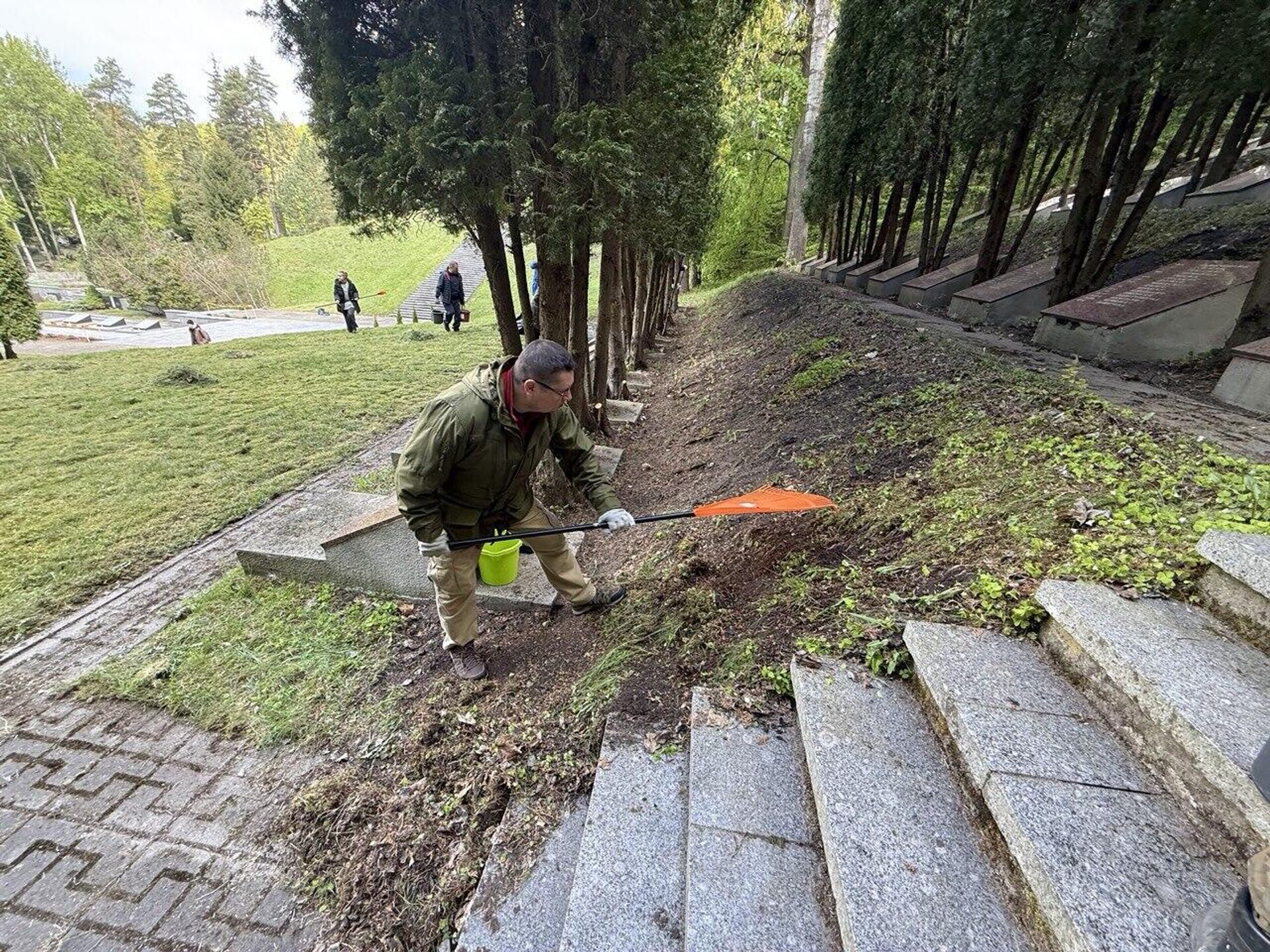 Акция Субботник Памяти на Антакальнисском кладбище Вильнюса Акция Субботник Памяти на Антакальнисском кладбище Вильнюса - Sputnik Литва, 1920, 07.05.2025