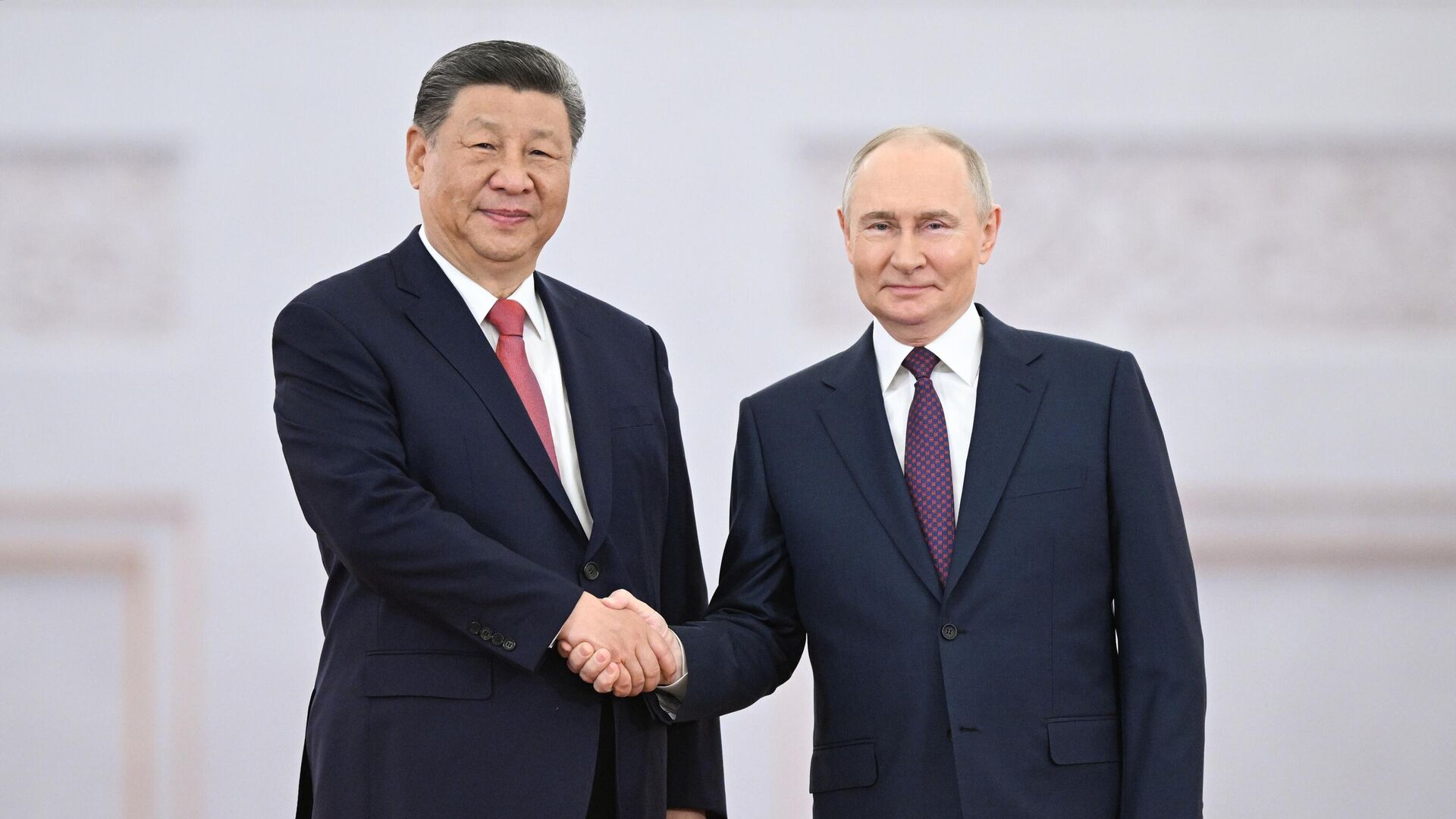 Президент России Владимир Путин и председатель КНР Си Цзиньпин Президент России Владимир Путин и председатель КНР Си Цзиньпин - Sputnik Литва, 1920, 08.05.2025